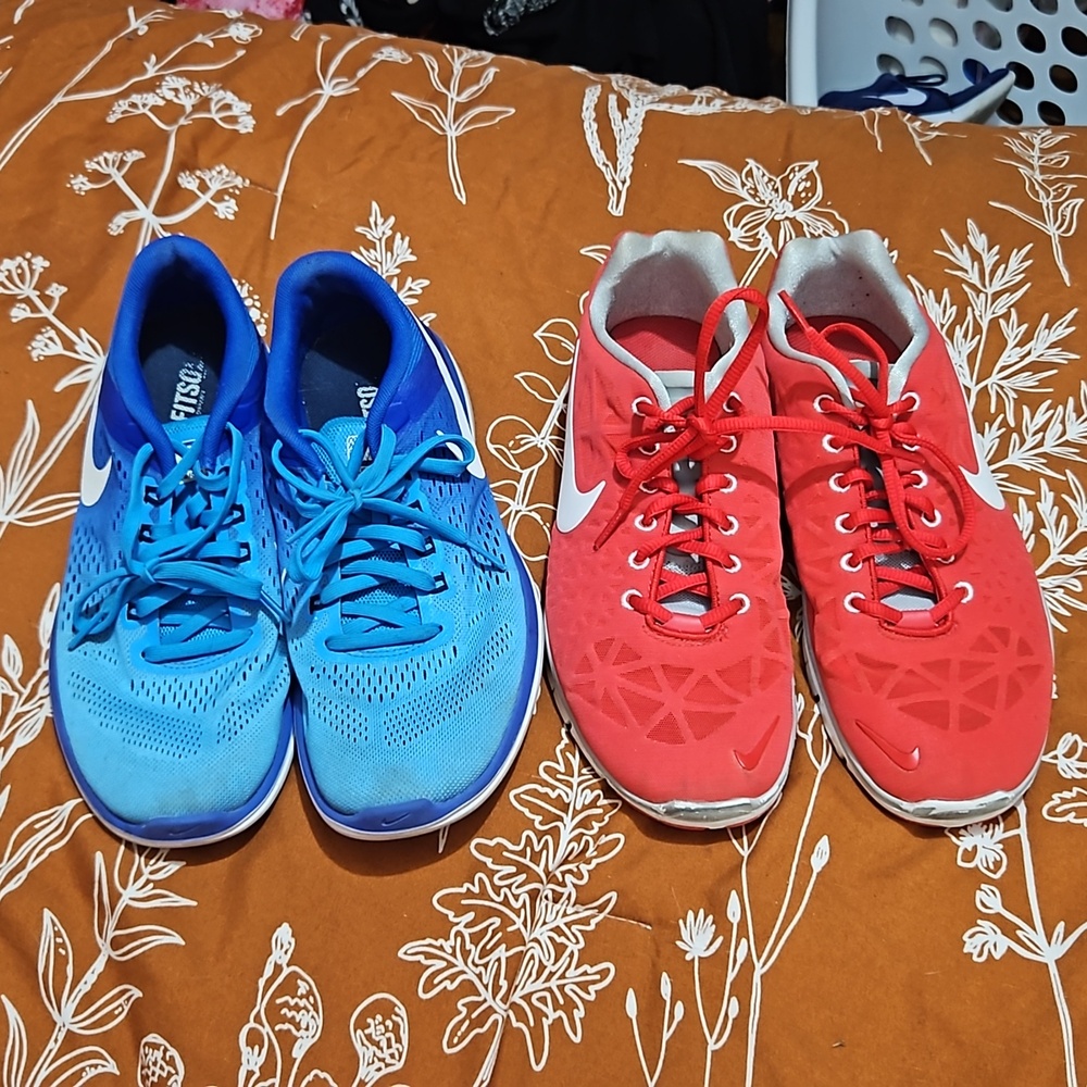 2 pairs of Nike shoes